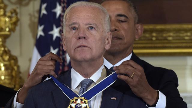 Barack Obama remettant à Joe Biden la "médaille de la liberté" en 2017 [Keystone/AP Photo - Susan Walsh]