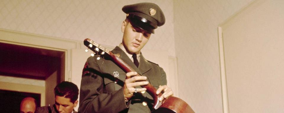 Portrait d'Elvis Presley en uniforme militaire. [AFP - Farabola/Leemage]