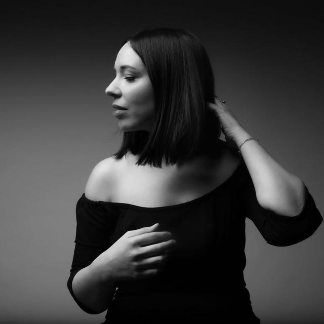 La chanteuse, pianiste et compositrice Sarah Lancman. [facebook.com/sarahlancmanjazz - © Hubert Caldaguès / Studio Est Lumière]
