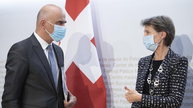 Alain Berset et Simonetta Sommaruga en conférence de presse. [Keystone - Marcel Bieri]