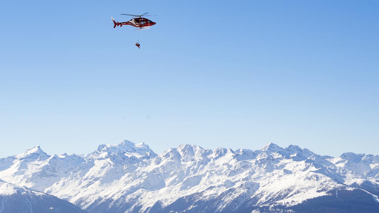 Deux hélicoptères d'Air Zermatt ont été engagés dans l'opération (photo d'illustration) [Keystone - Jean-Christophe Bott]