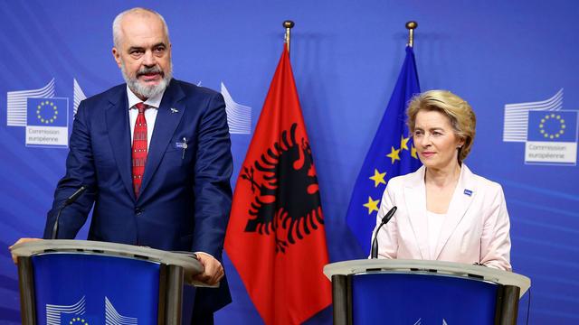 Le Premier ministre albanais en compagnie de la présidente de la Commission à Bruxelles, 17.02.2020. [Anadolu Agency/AFP - Dursun Aydemir]