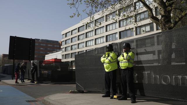 Des policiers font la garde à l'extérieur de l'Hôpital St-Thomas où était hospitalisé Boris Johnson. Londres, le 10 avril 2020. [Keystone/AP photo - Matt Dunham]