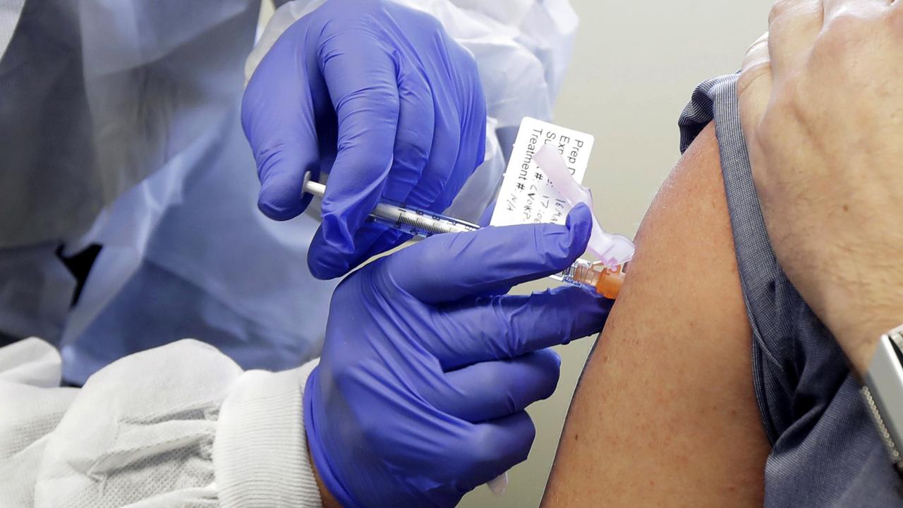 Un vaccin contre le Covid-19 sera en phase d'essais dès le 27 juillet. [Keystone/AP - Ted S. Warrem]