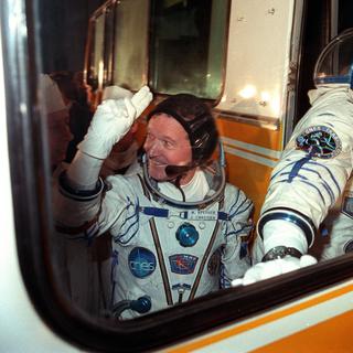 Le spationaute Jean Loup Chrétien en 1988 monte dans le car qui le mènera à l'embarquement à bord de Soyouz-TM7. [AFP - DANIEL JANIN]