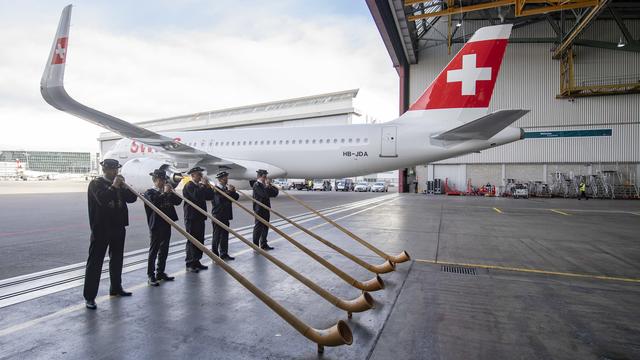 Des cors des Alpes pour fêter la réception du nouvel Airbus de Swiss. [Keystone - Urs Flueeler]