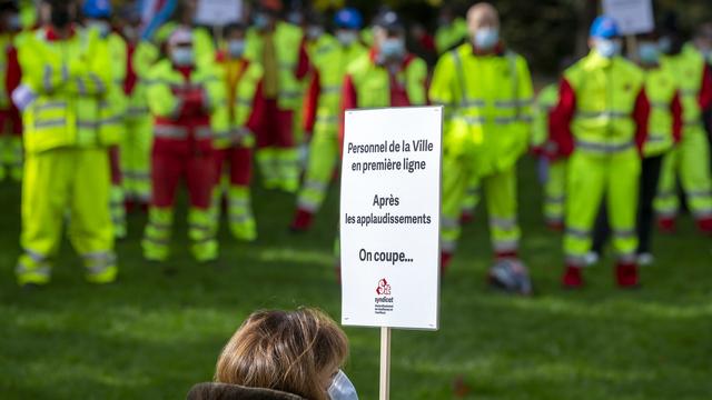 Les employés de la Ville de Genève réunis devant le palais Eynard pour protester contre le mesures d'économie qui bloquent leurs mécanismes salariaux. [Keystone - Salvatore Di Nolfi]