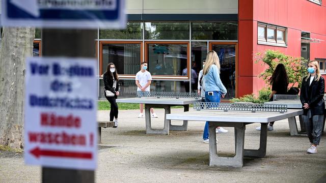 Des élèves d'une école secondaire à Düsseldorf, le 19 mai 2020. [EPA/Keystone - Sascha Steinbach]