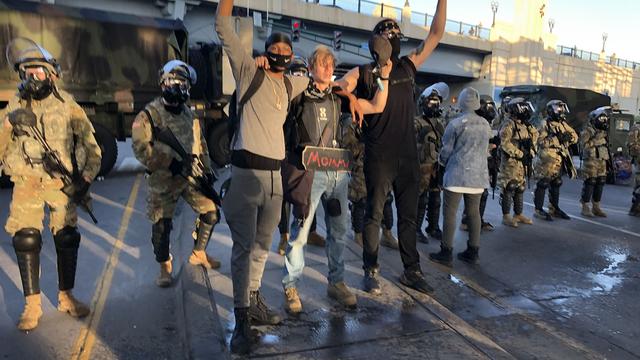 Protestataires encadrés par la police à Minneapolis. [RTS - Raphaël Grand]