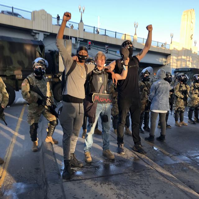 Protestataires encadrés par la police à Minneapolis. [RTS - Raphaël Grand]