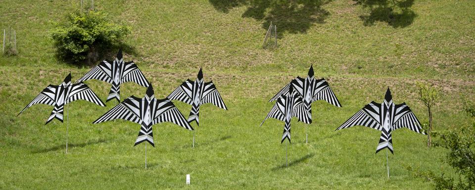 Deux oeuvres de la triennale de sculptures contemporaines de Bex & Arts dans les jardins de la propriété de Szilassy. [Keystone - Laurent Gillieron]