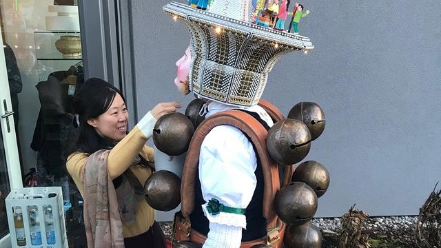 La réalisatrice Yu Hao et un "Chläus" du Nouvel An traditionnel appenzellois, dans son village d’Urnäsch. [RTS - Séverine Ambrus]