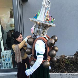 La réalisatrice Yu Hao et un "Chläus" du Nouvel An traditionnel appenzellois, dans son village d’Urnäsch. [RTS - Séverine Ambrus]