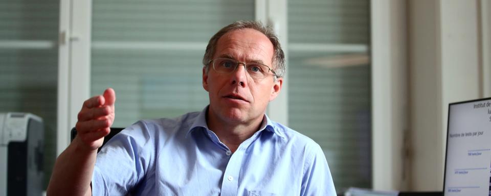 Le professeur Gilbert Greub, directeur de l'institut de microbiologie au CHUV. [Keystone/ Reuters Pool - Denis Balibouse]