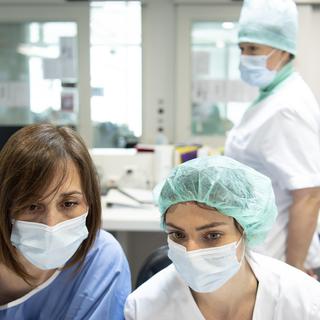 Des infirmières du service de soins intensifs de l'Hôpital Riviera-Chablais à Rennaz. [Keystone - Laurent Gillieron]