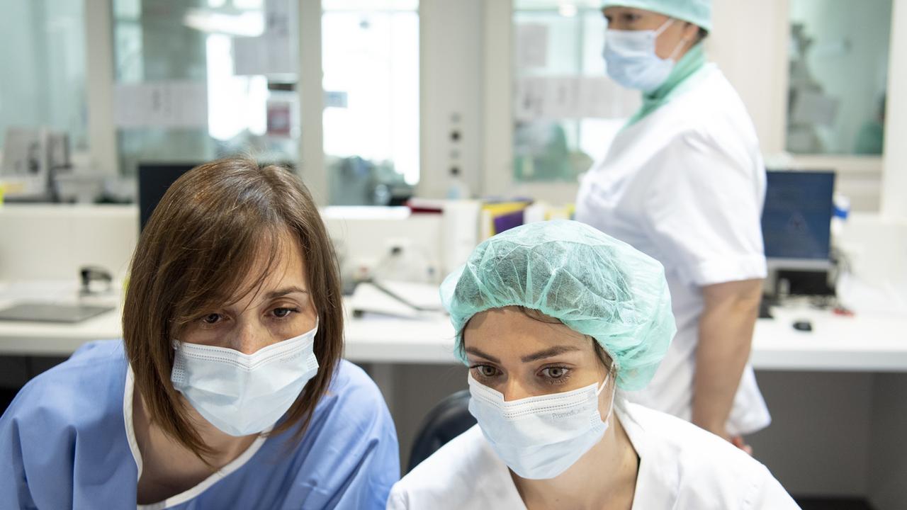 Des infirmières du service de soins intensifs de l'Hôpital Riviera-Chablais à Rennaz. [Keystone - Laurent Gillieron]