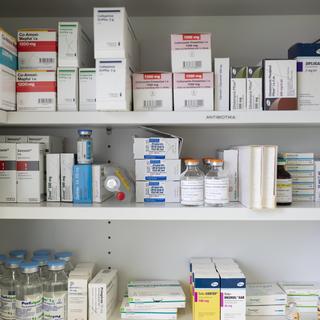 Pendant trois mois, 13 pharmacies de Neuchâtel remettent aux patients le nombre exact de médicaments prescrits. [Keystone - Gaetan Bally]