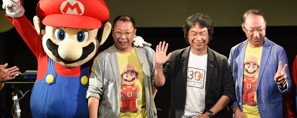 Shigeru Miyamoto au centre, Takashi Tezuka à gauche, et le compositeur de musique Koji Kondo à droite. [AFP - Toshifumi Kitamura]