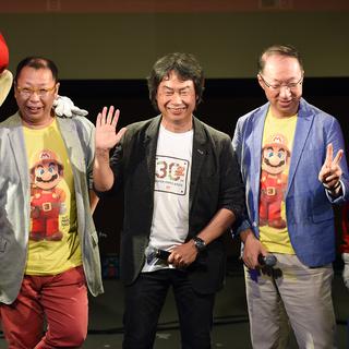 Shigeru Miyamoto au centre, Takashi Tezuka à gauche, et le compositeur de musique Koji Kondo à droite. [AFP - Toshifumi Kitamura]