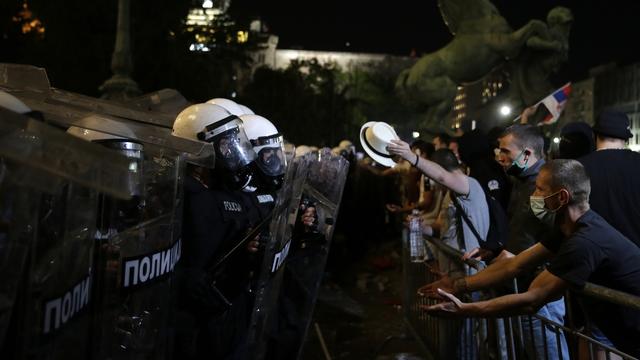 Des manifestants font face à la police lors d'une protestation contre la gestion de la pandémie par le gouvernement serbe, le 10 juillet 2020 à Belgrade. [EPA/Keystone - Andrej Cukic]