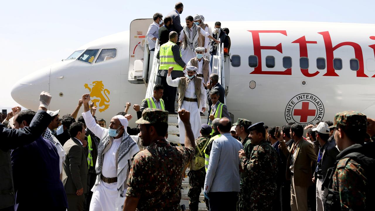 Des Houthis libérés grâce à un échange de prisonniers arrivent à l'aéroport de Sanaa, au Yémen, le 15 octobre 2020. [Reuters - Khaled Abdullah]