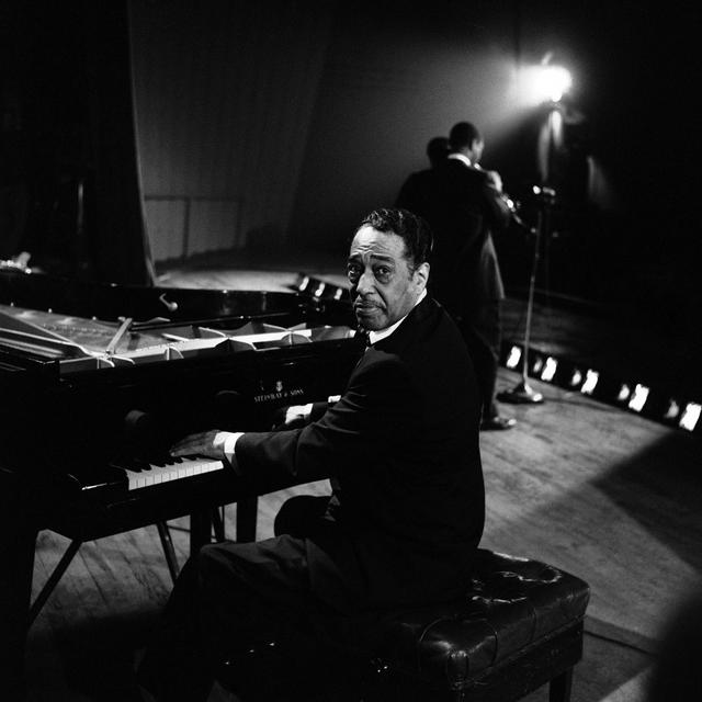 Duke Ellington au piano avec son orchestre salle Pleyel à Paris. [Ina via AFP]