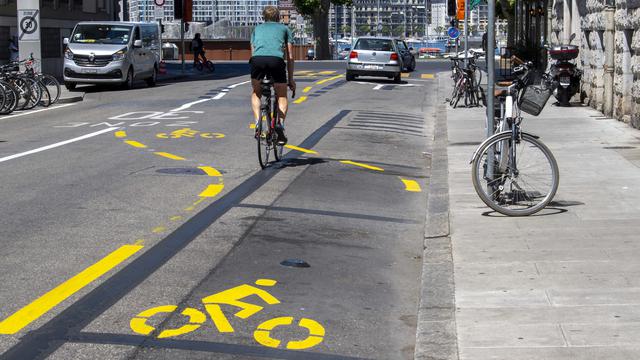 Genève inaugure son réseau de vélos en libre service "VéloPartage". [Keystone - Martial Trezzini]