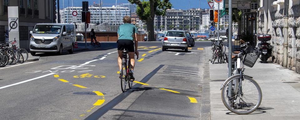 Genève inaugure son réseau de vélos en libre service "VéloPartage". [Keystone - Martial Trezzini]