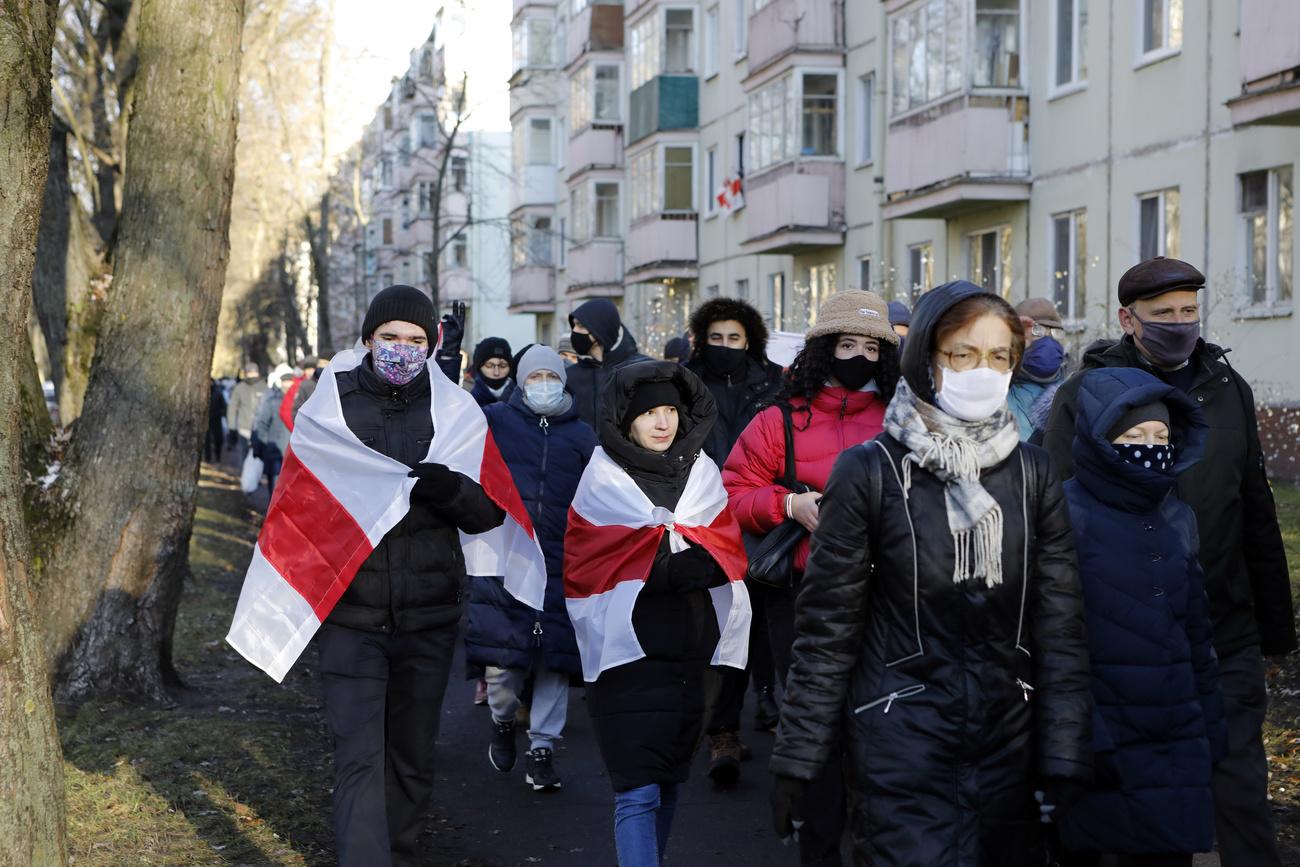 Les manifestations se poursuivent en Biélorussie, mais par petits groupes, comme ici le 6 décembre à Minsk. [Keystone - AP]