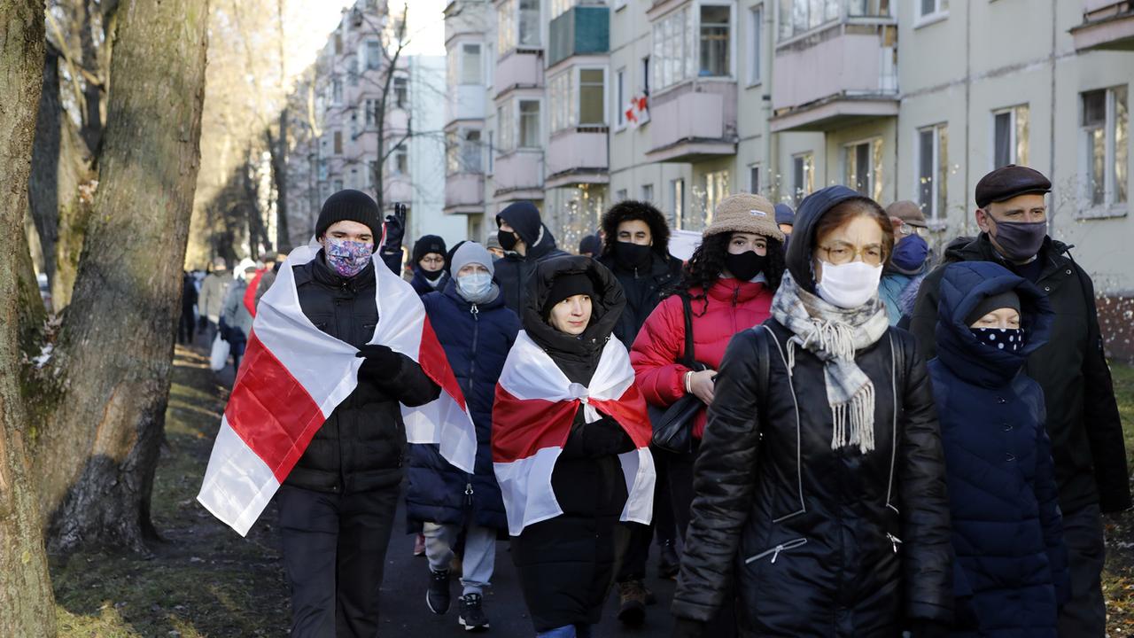 Les manifestations se poursuivent en Biélorussie, mais par petits groupes, comme ici le 6 décembre à Minsk. [Keystone - AP]
