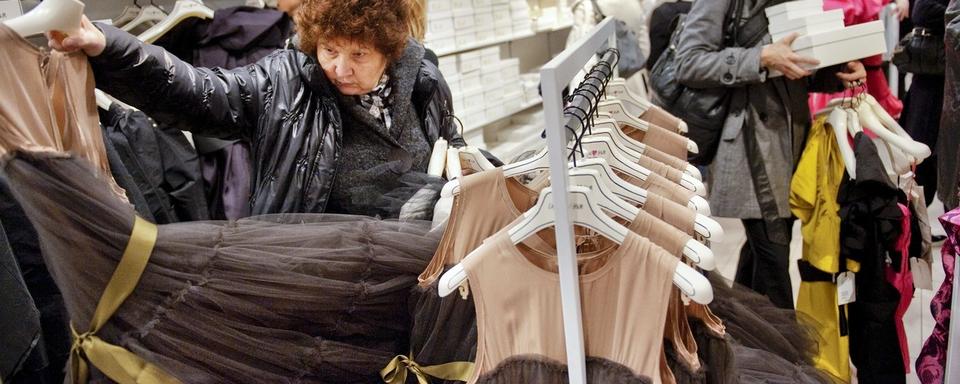 La Fast Fashion a engendré l'accélération de la consommation et l'accélération du renouvellement des collections vestimentaires. [Keystone - AP Photo/Jessica Gow]