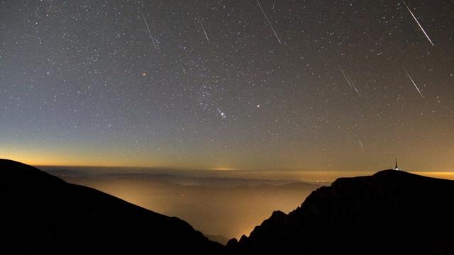 La pluie d'étoiles filantes des Perséides observée en 2017 depuis le mont Omu, dans les Carpates roumaines [AFP/Leemage - Alex Tudorica]