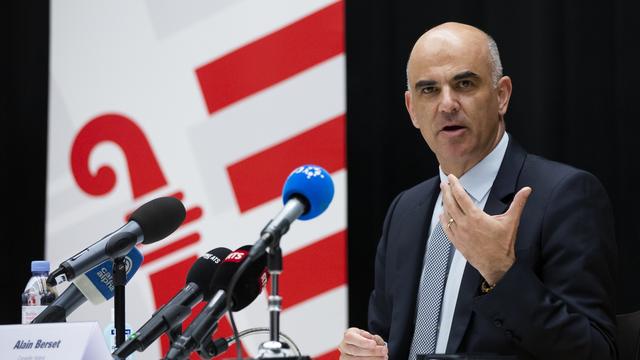 Le conseiller fédéral en charge de la Santé Alain Berset, en conférence de presse le 9 novembre 2020 à Delémont. [Keystone - Peter Klaunzer]