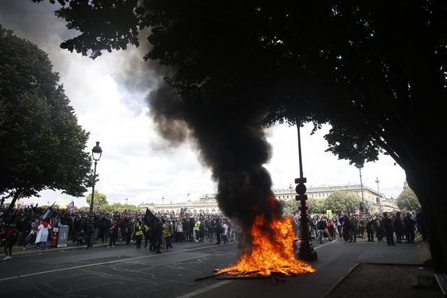 A Paris, des échauffourées ont éclaté en fin de parcours. [AP/Keystone - Thibault Camus]