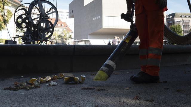 Sensibilisation et amendes contre le littering à Fribourg. [Keystone - Laurent Darbellay]