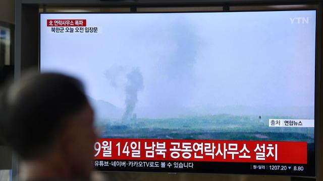 Un panache de fumée s'élève du complexe de Kaesong, en Corée du Nord, où un bureau de liaison intercoréen a été détruit. [AFP - Jung Yeon-je]
