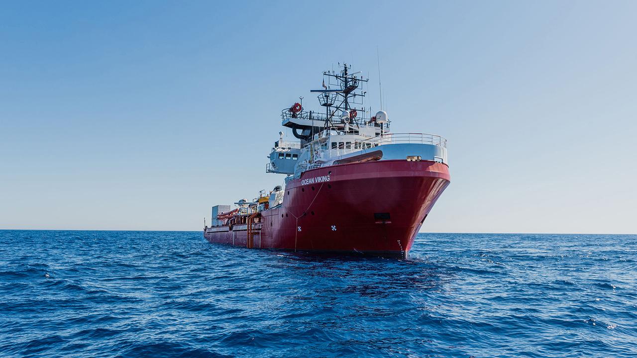 Le navire humanitaire Ocean Viking est en "état d'urgence". [AP - Flavio Gasperini]