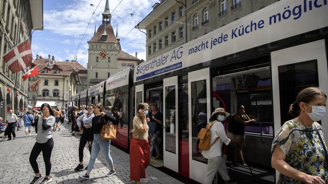 Le port du masque sera obligatoire dans les transports publics dès lundi. [Keystone - Anthony Anex]