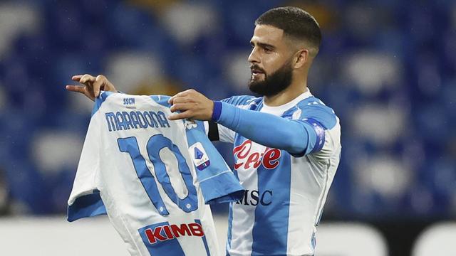 Insigne a célébré son but en tenant un maillot floqué du nom et du numéro de Maradona. [Alessandro Garofalo]