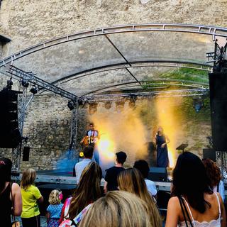 Le duo BARON.E s'est produit sur scène à la cour du Château de Bulle le samedi 25 juillet 2020 à l'occasion de la soirée d'ouverture de "L'été au Château". [RTS - Grégoire Perroud]