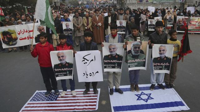 Un rassemblement de manifestants à Lahore au Pakistan après la mort du général iranien Qassem Soleimani. [AP Photo/Keystone - K.M. Chaudary]