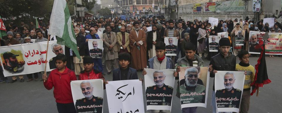 Un rassemblement de manifestants à Lahore au Pakistan après la mort du général iranien Qassem Soleimani. [AP Photo/Keystone - K.M. Chaudary]