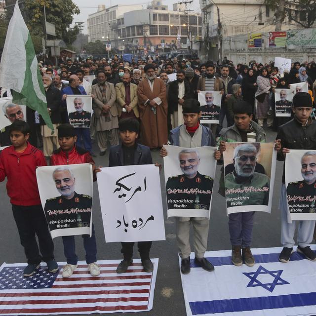 Un rassemblement de manifestants à Lahore au Pakistan après la mort du général iranien Qassem Soleimani. [AP Photo/Keystone - K.M. Chaudary]