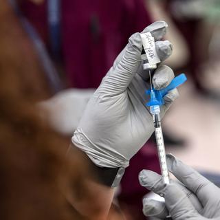 Un vaccin contre le Covid-19 prêt à être injecté dans un hôpital aux Etats-Unis. [Keystone - Kirsten Luce]