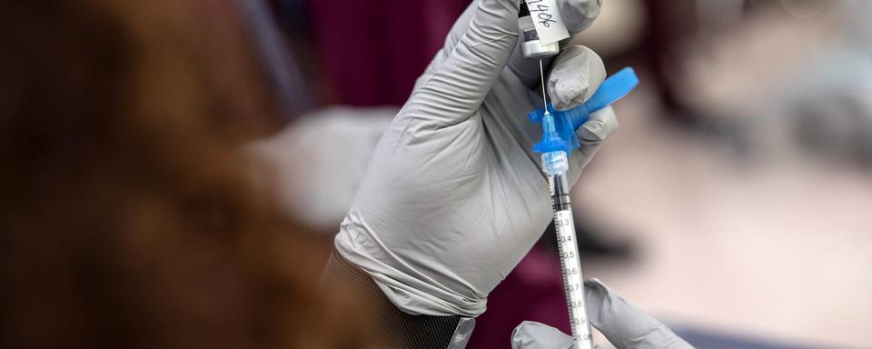 Un vaccin contre le Covid-19 prêt à être injecté dans un hôpital aux Etats-Unis. [Keystone - Kirsten Luce]