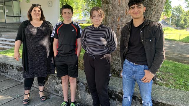 Joëlle Juriens, en compagnie de Romain, Marie et Rodrigo qui participent à l'atelier Roman d'école.
Philippe Girard
RTS [Philippe Girard]