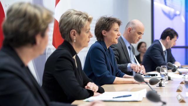 Viola Amherd, Karin Keller-Sutter, Simonetta Sommaruga et Alain Berset lors de la conférence de presse du Conseil fédéral sur le coronavirus, le 16 mars 2020. [Keystone - Anthony Anex]