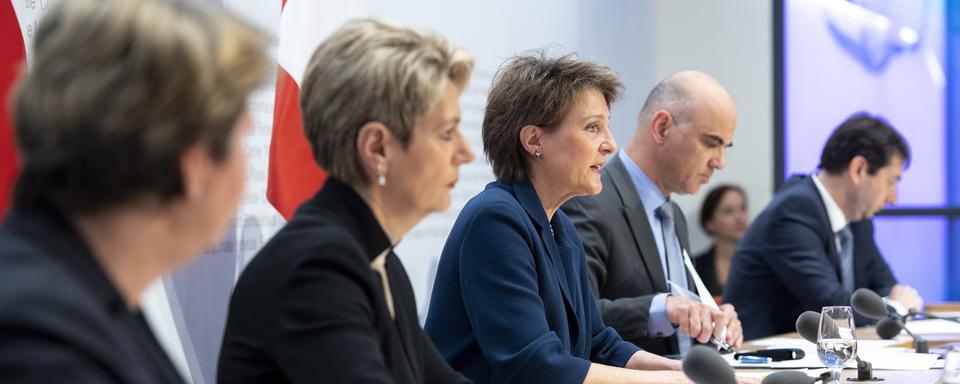 Viola Amherd, Karin Keller-Sutter, Simonetta Sommaruga et Alain Berset lors de la conférence de presse du Conseil fédéral sur le coronavirus, le 16 mars 2020. [Keystone - Anthony Anex]