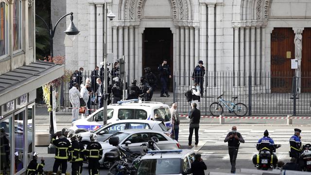 La police déployée autour de l'église où a eu lieu l'attaque. [Keystone - EPA/Sébastien Nogier]