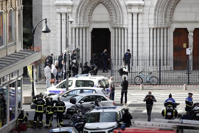 La police déployée autour de l'église où a eu lieu l'attaque. [Keystone - EPA/Sébastien Nogier]